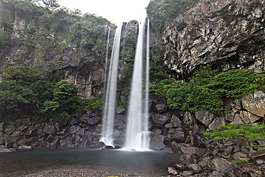 韩国济州岛西归浦市的徐福公园,园内海边有一正房瀑布是亚洲唯一的直接流入海中的海岸瀑布