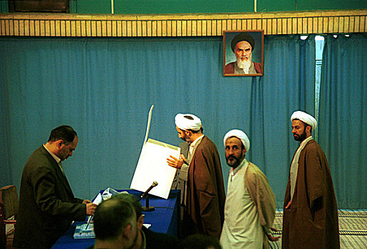 伊朗人,神职人员,男人,投票,盒子,办公室,德黑兰,2004年