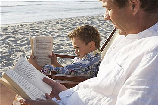 父子,读,海滩,马略卡岛,西班牙