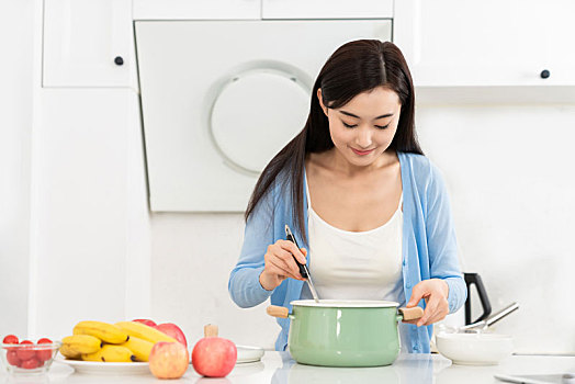 年轻女子在厨房做饭