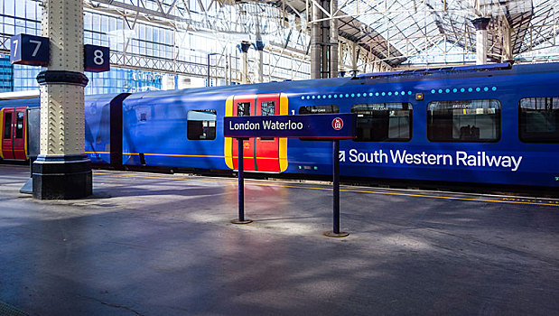 客运列车,站台,滑铁卢车站,伦敦,英格兰