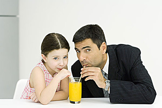 小女孩,父亲,喝,玻璃,果汁,吸管,看镜头