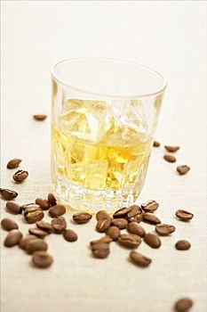 玻璃杯,威士忌酒,冰,咖啡豆