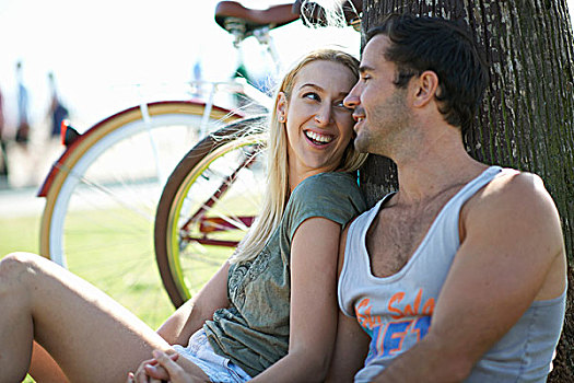 骑自行车,坐,夫妇,握手,威尼斯海滩,洛杉矶,加利福尼亚,美国