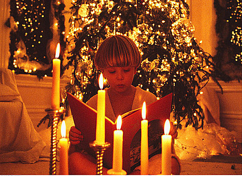 男孩,读,书本,圣诞树,蜡烛