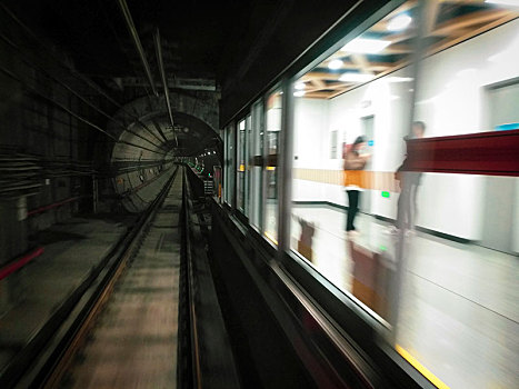 地铁隧道,无人驾驶列车