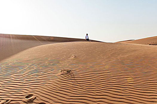 少男,坐,一个,荒漠沙丘
