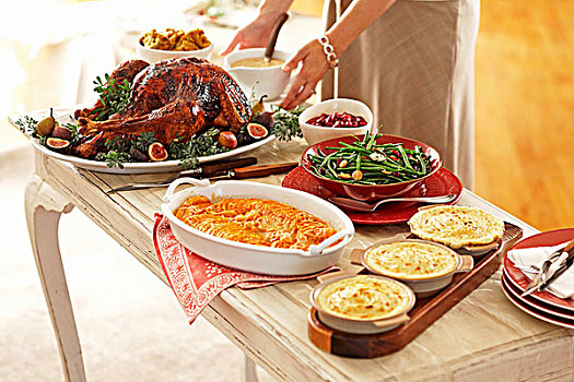 女人,布置,假日,桌子,烤,土耳其,土豆,砂锅