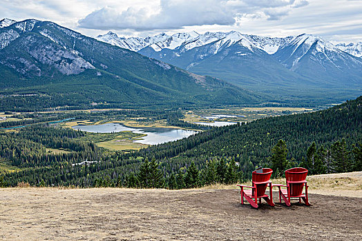 两个,红色,椅子,山,斜坡,邀请,坐,享受,漂亮,风景,绿色,山谷,靠近,班芙,城市,加拿大