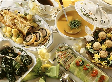 复活节菜式,蔬菜砂锅,汤,羊羔肉,甜菜,蛋