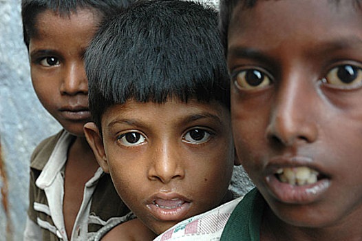 头像,三个,孩子,注视,摄影,惊奇,眼睛,穷,印度,开端,工作,娇柔,岁月,许多,帮助,家庭,节俭,九月,2005年