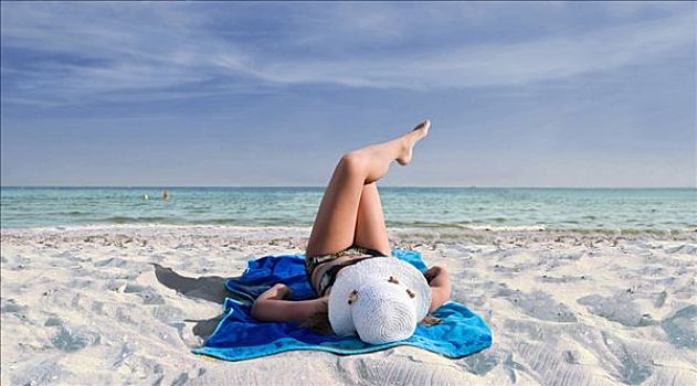 女孩,穿,遮阳帽,躺着,蓝色,沙滩巾,海边,白人,沙滩