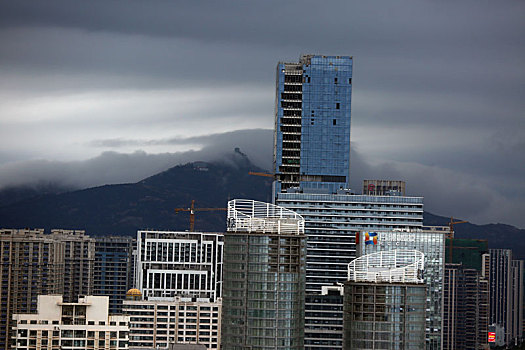 山东省日照市,云绕卧龙山犹如人间仙境,气象部门发布暴雨蓝色预警提醒市民加强防范