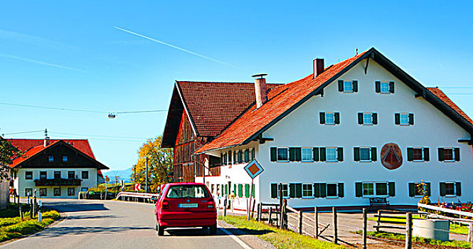 到歐洲德國巴伐利亞旅行,自行開車出發去新天鵝堡旅遊,路過鄉村小鎮,酪農家有畜牧乳牛