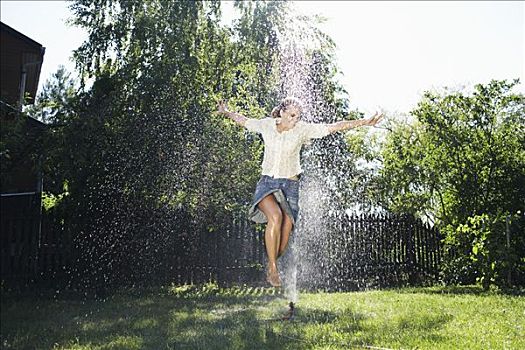 女人,跳跃,俯视,花园,洒水器