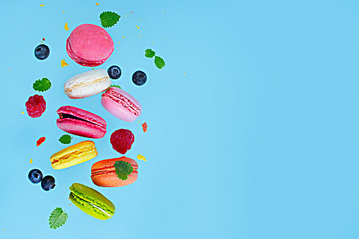 蛋白杏仁饼干,饼干,粉色,种类,落下,浆果,留白,蓝色背景,背景