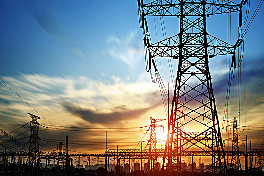 高壓電樁和變電站,日落