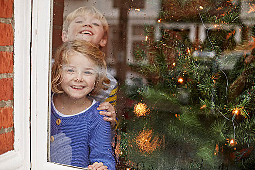 两个孩子,男孩,女孩,向外看,窗,在家,旁侧,圣诞树