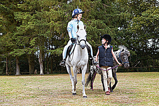 两个女孩,室外,骑,小马