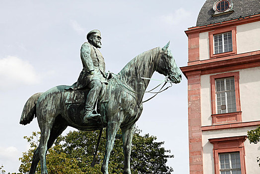 骑马雕像,公爵宫,达姆施塔特,背影,黑森州,德国,欧洲