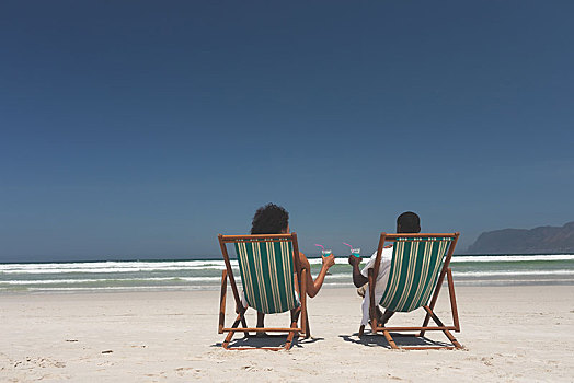 年轻,情侣,放松,沙滩椅,海滩,晴天