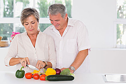 老年夫妇,准备,蔬菜,厨房