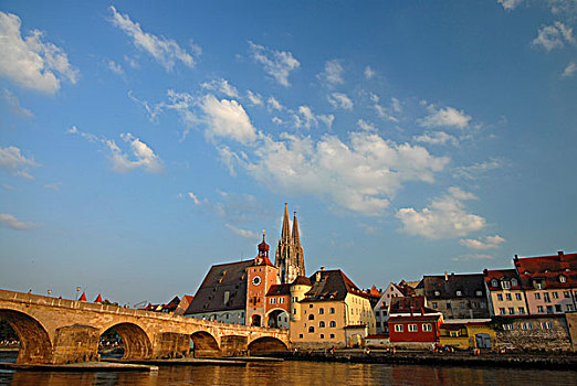 石桥,穿过,多瑙河,南方,尾端,桥,塔,大教堂,背影,雷根斯堡,巴伐利亚,德国,欧洲