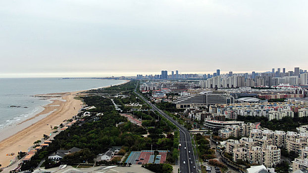 山东省日照市,初夏海滨凉风习习,沙滩洁净海水清澈让人心旷神怡