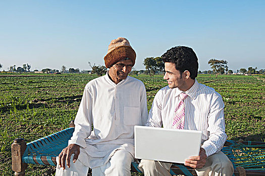 商务人士,坐,土地,靠近,父亲,笔记本电脑,印度