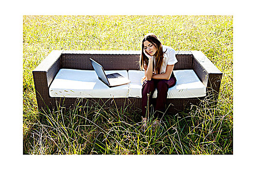 职业女性,坐,沙发,笔记本电脑,草地