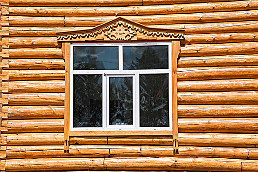 内蒙古呼伦贝尔额尔古纳恩和镇别致的农家小木屋门窗