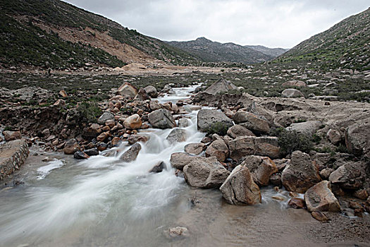 四川甘孜稻城石头山溪水