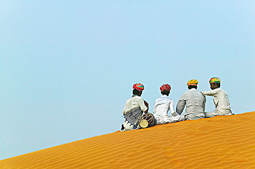 四个,音乐人,桶,沙丘,塔尔沙漠,斋沙默尔,拉贾斯坦邦,印度