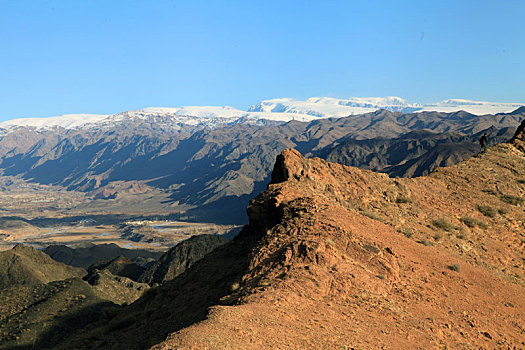 新疆哈密,戈壁雪山
