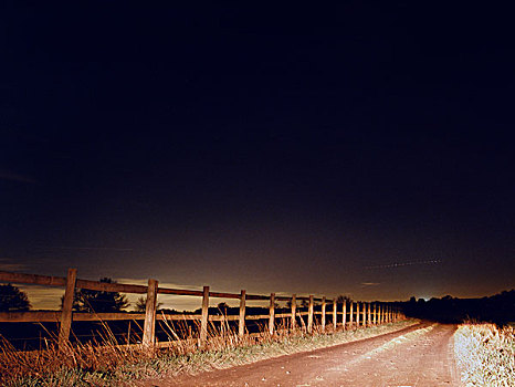 栅栏,道路,夜晚,光亮,前灯,黑色,天空