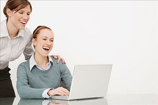 两个,职业女性,工作,笔记本电脑,微笑