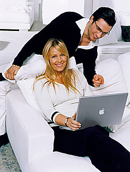 幸福伴侣,坐,沙发,笔记本电脑,微笑