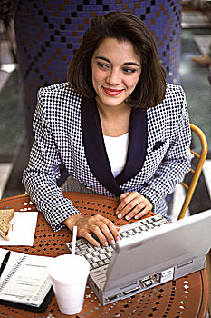 职业女性,无线,笔记本电脑,吃饭,午餐
