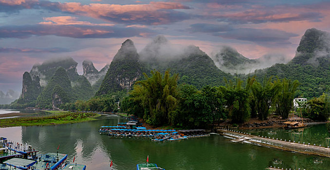 火烧云天空下的中国桂林漓江风景