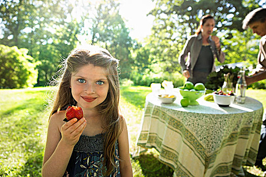 女孩,拿着,大,新鲜,草莓,水果,两个,成年人,旁侧,圆,桌子