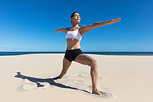 女人,海滩,展开双臂,伸展,瑜伽姿势