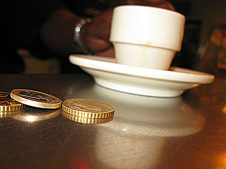 咖啡杯,硬币,吧台