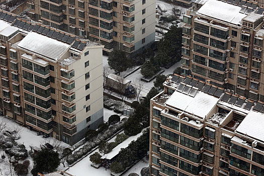 山东省日照市,狂风暴雪席卷港城,港口生产受阻,红色矿石堆场变身,雪山