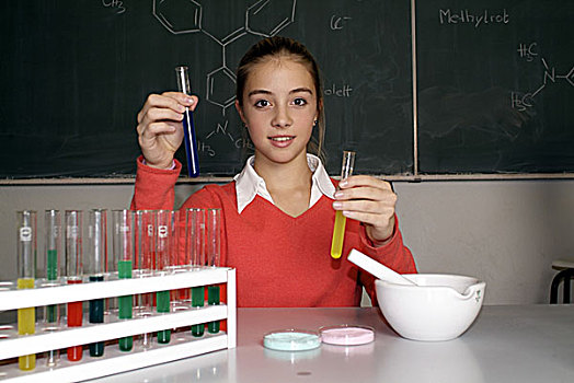 女孩,化学,试管,液体,不同,青少年,13-15岁,女生,学校,指示,实验室,测验,考试,分析,诊断,室内,科学,研究