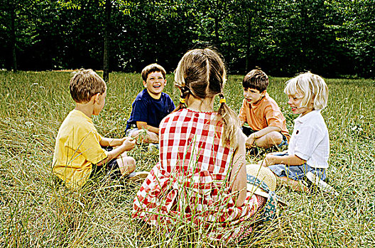 四个男孩,女孩,坐,圆,草地,后视图