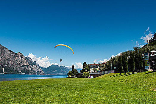 加尔达湖,滑翔伞,码头,马尔切斯内,威尼托,意大利