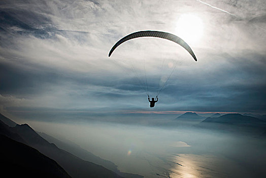 滑翔伞,俯视,加尔达湖,马尔切斯内,傍晚,蒙特卡罗,威尼托,意大利,欧洲