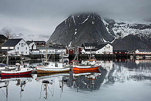 渔船,乡村,水岸,仰视,雪,崎岖,山,罗弗敦群岛,挪威