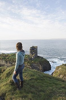 女人,站立,悬崖,城堡,斗篷,清晰,岛屿,科克郡,爱尔兰