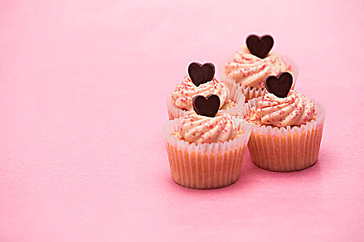 四个,情人节,杯形蛋糕,巧克力桃心,粉色背景